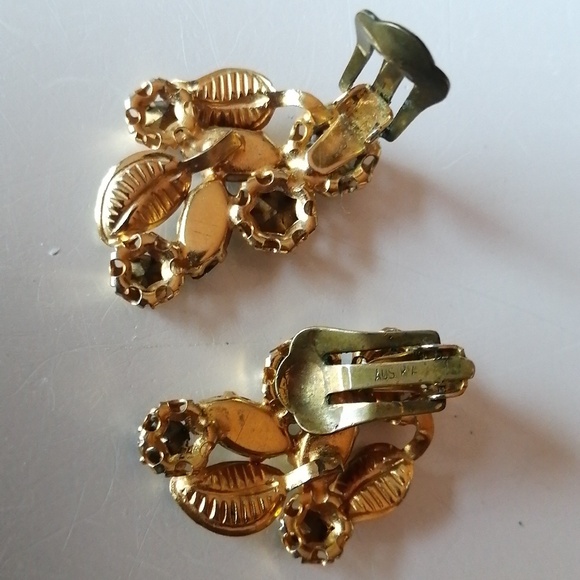 Vintage Austria AB Topaz Peridot Color Stone White Enamel Gold Clip Earrings - Picture 10 of 10